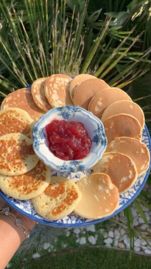 Hümeyra Aydoğdu Instagram - Tam bir Pazar yaz sabahı 🥳 
Pancake ve cırcır böcekleri 😍🦋

#summer #pancake #cesme