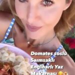 Hümeyra Aydoğdu Instagram - Enginarlı Yaz Makarnası 🍝🌿 Yazlıkta Annemin bahçeden topladığım Pembe domatesleriyle mis kokulu bir sos hazırladım 🍅 3-4 diş sarımsak ve 1 orta boy soğanı doğrayıp Ege’nin güzel zeytinyağında tatları yağ ile buluşup yumuşayana dek kısık ateşte pişirdim 🌿 Pembe domatesleri ve yine bahçemizden topladığım Chili biberi 🌶 ilave edip bir gün önce fırınladığım patlıcan 🍆 ve kabağı bu sosa kattım 🌿 Rahat bırakın şimdi 5-6 dk domatesler pişsin kokusu çıksın 😍🍅 Sırada ; Urla çiftliğin zeytinyağda beklettiği Enginarlarını katıp sevdiğim baharatlarla son dokunuşları yaptım 🌿 biraz kekik 🌿 değirmen karabiber çok az deniz tuzu gibi ... Kelebek makarna çocukluğumdan beri en sevdiğim🦋 Makarnaları 7-8 dk Haşladıktan sonra suyundan 200ml kadarını sosuma ilave ettim ve makarnayı süzüp çok az tereyağda çevirdim. ( tereyağ da ayrı bir lezzet katıyor ) Şimdi sırada sosla buluşması var 😍 Üzerine Biraz fesleğen ve parmesan peyniri iyi gider 😋 Dilerim herkes ağzının tadının olduğu güzel bir yaz geçiriyordur 🍝 SEVGİLER 🤍♥️ #ege #summer #italian #pasta #🍝 #enginar