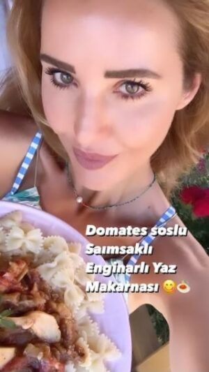 Hümeyra Aydoğdu Instagram - Enginarlı Yaz Makarnası 🍝🌿

Yazlıkta Annemin bahçeden topladığım Pembe domatesleriyle mis kokulu bir sos hazırladım 🍅

3-4 diş sarımsak ve 1 orta boy soğanı doğrayıp Ege’nin güzel zeytinyağında tatları yağ ile buluşup yumuşayana dek kısık ateşte pişirdim 🌿

Pembe domatesleri ve yine bahçemizden topladığım Chili biberi 🌶 ilave edip bir gün önce fırınladığım patlıcan 🍆 ve kabağı bu sosa kattım 🌿

Rahat bırakın şimdi 5-6 dk domatesler pişsin kokusu çıksın 😍🍅

Sırada ; 
Urla çiftliğin zeytinyağda beklettiği Enginarlarını katıp sevdiğim baharatlarla son dokunuşları yaptım 🌿 biraz kekik 🌿 değirmen karabiber çok az deniz tuzu gibi ... 

Kelebek makarna çocukluğumdan beri en sevdiğim🦋

Makarnaları 7-8 dk Haşladıktan sonra suyundan 200ml kadarını sosuma ilave ettim ve makarnayı süzüp çok az tereyağda çevirdim. 
( tereyağ da ayrı bir lezzet katıyor ) 

Şimdi sırada sosla buluşması var 😍 

Üzerine Biraz fesleğen ve parmesan peyniri iyi gider 😋

Dilerim herkes ağzının tadının olduğu güzel bir yaz geçiriyordur 🍝 

SEVGİLER 🤍♥️

#ege #summer #italian #pasta #🍝 #enginar