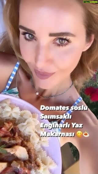 Hümeyra Aydoğdu - 589 Likes - Enginarlı Yaz Makarnası 🍝🌿
Yazlıkta Annemin bahçeden topladığım Pembe domatesleriyle mis kokulu bir sos hazırladım 🍅
3-4 diş sarımsak ve 1 orta boy soğanı doğrayıp Ege’nin güzel zeytinyağında tatları yağ ile buluşup yumuşayana dek kısık ateşte pişirdim 🌿
Pembe domatesleri ve yine bahçemizden topladığım Chili biberi 🌶 ilave edip bir gün önce fırınladığım patlıcan 🍆 ve kabağı bu sosa kattım 🌿
Rahat bırakın şimdi 5-6 dk domatesler pişsin kokusu çıksın 😍🍅
Sırada ;
Urla çiftliğin zeytinyağda beklettiği Enginarlarını katıp sevdiğim baharatlarla son dokunuşları yaptım 🌿 biraz kekik 🌿 değirmen karabiber çok az deniz tuzu gibi ...
Kelebek makarna çocukluğumdan beri en sevdiğim🦋
Makarnaları 7-8 dk Haşladıktan sonra suyundan 200ml kadarını sosuma ilave ettim ve makarnayı süzüp çok az tereyağda çevirdim.
( tereyağ da ayrı bir lezzet katıyor )
Şimdi sırada sosla buluşması var 😍
Üzerine Biraz fesleğen ve parmesan peyniri iyi gider 😋
Dilerim herkes ağzının tadının olduğu güzel bir yaz geçiriyordur 🍝
SEVGİLER 🤍♥️
#ege #summer #italian #pasta #🍝 #enginar