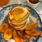 Hümeyra Aydoğdu Instagram - Yüzünce eritirsin volume 315141626262.... 🥴🏝👙🏊🏼‍♀️🌊 #summerbreakfast #pancake 🍑 Alaçatı