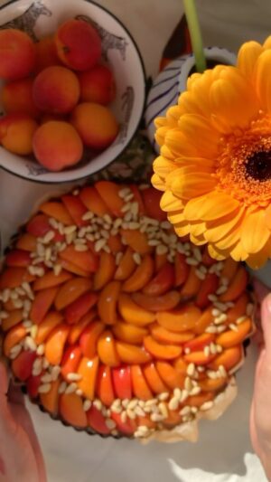 Hümeyra Aydoğdu Instagram - Dilerim bu bayram evlerinize mutluluk tılsımı dokunsun 🪄

Kayısılı pastamın tabanında yaz için en ideal tatlardan hafif ekşili limonlu kek hamuru kullandım. Limonlu kek tarifim Ön izlemelerde kayıtlı olan “Yaz Pastam “ adlı tarifimde kullandığım kek malzemeleriyle aynı 🍋 

Kekimi pişirdikten sonra üzerine bolca kayısı dilimi yerleştirdim. Ve bu pastanın sırrına geliyorum 😍 
tabi ki üzerinde kullandığım sos ; 
( ben #vegan yumurtasız hazırladım ama orjinal tarifi veriyorum )

1 yumurta 🥚 
1 tatlı kaşığı tarçın 
3 y.k.Esmer şeker yada Hindistan cevizi şekeri 
100 gr eritilmiş tereyağı yada Hindistan cevizi yağı 
Tüm bu malzemeyi karıştırdım. Kayısıların üzerine her bir dilime dokunacak şekilde üzerine gezdirdim. 

Dolmalık fıstık, çam fıstığı, badem veya fındık kırıkları da olur. Kenar yanlarından üzerine paylaştırıp, fırınladım. 180 ° 25 dk pişirdim. Fırından çıkarıp hafif ılınınca üzerine biberiye dalı dokunuşu ve nefis bir yaz tarifi size 😍

Şimdiden afiyetle geçen 🪄
Sevgi dolu bir bayram diliyorum herkese ❤️

#happyeid #cake #apricot #vegandeutschland #bakery #düsseldorf #deutschland #lemoncake🍋 #recipe