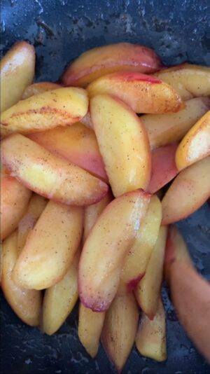 Hümeyra Aydoğdu Instagram - 🍓🍋ŞEFTALİLİ ÇİLEKLİ YAZ PASTASI🍋🍓

Her katta ayrı bir lezzet şöleni var 😍

🍋 Limonlu Kek 🍋

Üzerinde vanilyalı Quark bir nevi süzme yoğurt 🙃 Krema yok! 
Holunder Reçeli yani Mürver çiçeği reçeli 🌾 keşfetmelisiniz bu lezzeti 😍
Vanilya ile pişirdiğim şeftali dilimleri 🍑 
Kırmızı meyvelerden oluşan nefis sos 🍒 
Taze çilekler 🍓 
Kavrulmuş fıstıklar 🥜
Taze biberiye 🌿

Tam tarif gelsin diyenler ? 😍 

#holunderblüten #marmelat #lemoncakes #erdbeeren #peach #kuchen #düsseldorf #germany #essen #foodstylist #loveislove #summer #rezepte