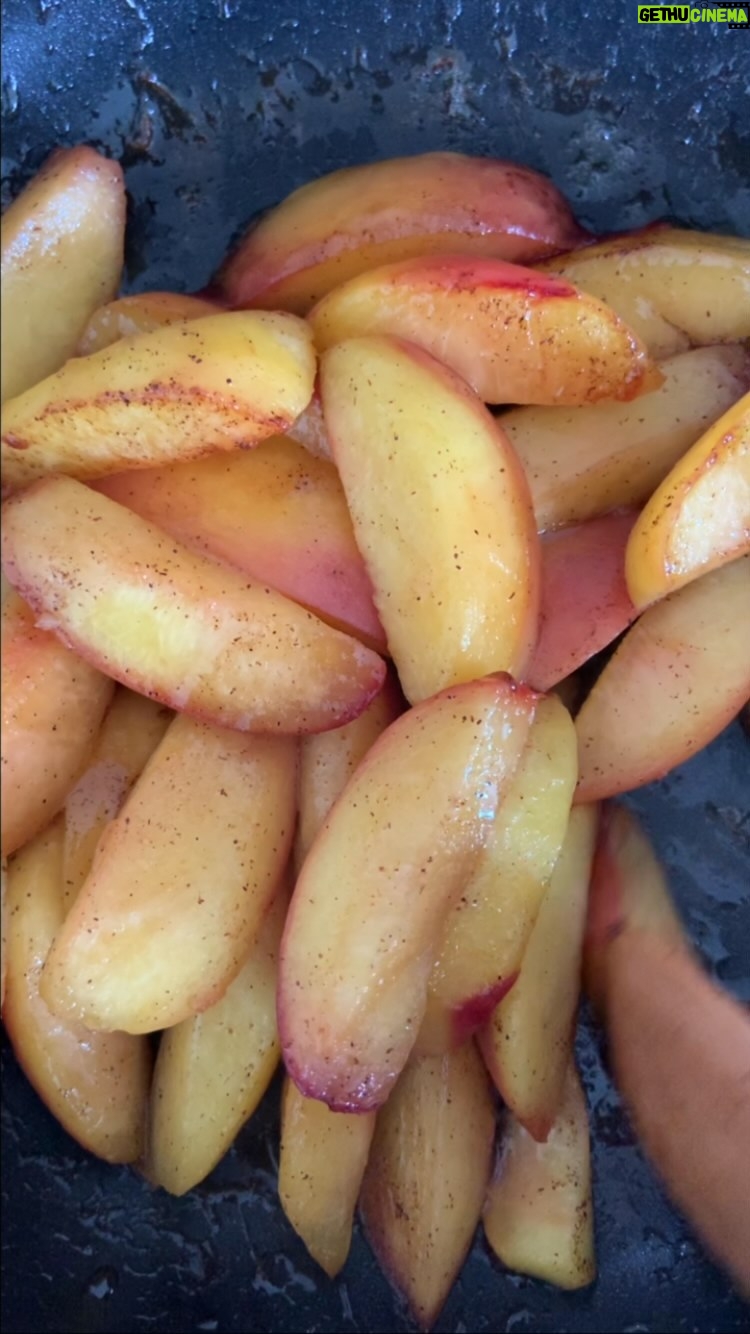 Hümeyra Aydoğdu - 638 Likes - 🍓🍋ŞEFTALİLİ ÇİLEKLİ YAZ PASTASI🍋🍓
Her katta ayrı bir lezzet şöleni var 😍
🍋 Limonlu Kek 🍋
Üzerinde vanilyalı Quark bir nevi süzme yoğurt 🙃 Krema yok!
Holunder Reçeli yani Mürver çiçeği reçeli 🌾 keşfetmelisiniz bu lezzeti 😍
Vanilya ile pişirdiğim şeftali dilimleri 🍑
Kırmızı meyvelerden oluşan nefis sos 🍒
Taze çilekler 🍓
Kavrulmuş fıstıklar 🥜
Taze biberiye 🌿
Tam tarif gelsin diyenler ? 😍
#holunderblüten #marmelat #lemoncakes #erdbeeren #peach #kuchen #düsseldorf #germany #essen #foodstylist #loveislove #summer #rezepte