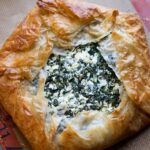 Hümeyra Aydoğdu Instagram - Kahvaltı da çıtır çıtır börek sevenleri buraya alalım 😀 Baklava hamuru olabildiğince ince ve az kat kullanarak iç malzemesini bol tuttum 😋 Evdeki yeşillikler ne varsa kullanabilirsiniz 🌿 Ispanak ve bolca peynir 🧀 ben beyaz peynir tercih ettim. Dilerseniz Lor veya çeşitli eritme peynirleri olabilir.... en önemli kısma geçiyorum, yedikten sonra çıkıp 5 km yürüyoruz ... ihmal etmiyoruz 😁 öpüyorum #düsseldorf #früschtück #breakfast Düsseldorf, Germany