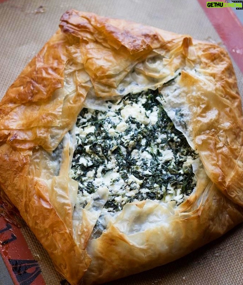 Hümeyra Aydoğdu Instagram - Kahvaltı da çıtır çıtır börek sevenleri buraya alalım 😀 Baklava hamuru olabildiğince ince ve az kat kullanarak iç malzemesini bol tuttum 😋 Evdeki yeşillikler ne varsa kullanabilirsiniz 🌿 Ispanak ve bolca peynir 🧀 ben beyaz peynir tercih ettim. Dilerseniz Lor veya çeşitli eritme peynirleri olabilir.... en önemli kısma geçiyorum, yedikten sonra çıkıp 5 km yürüyoruz ... ihmal etmiyoruz 😁 öpüyorum #düsseldorf #früschtück #breakfast Düsseldorf, Germany