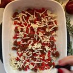Hümeyra Aydoğdu Instagram - Her bir dilimde ayrı bir lezzet alacağınız üzerine soğanlardan🦉 Baykuş resmettiğim Focaccia tarifimle karşınızdayım 🦉 Yapımına Fotoğraflara kaydırarak bakın lütfen 🙏🏽 💫Püf Noktası 💫 🌟İyi bir zeytinyağ tadını değişticektir🌟 🌟Hamuru 1 gece öncesinden mayalayabilir, buzdolabında bekletebilirsiniz. 🌟Ertesi günü pişirecekseniz, oda sıcaklığında 1 saat beklettikten sonra kalıba koyup kalan işlemlere devam etmenizi öneririm. ❤️Hümeyra’nın Focacciası ❤️ Malzemeler 🌟Foccacia İçin: * 2 su bardağı ılık su * 5 gram kuru maya * 2 yemek kaşığı zeytinyağı * 500 gram un ( Tambuğday ve Beyaz ) * 1 tatlı kaşığı tuz * 1 tatlı kaşığı toz fesleğen 🌿 * Rende peynir 🧀 🌟Tabanı İçin: * 3 yemek kaşığı zeytinyağı * 1 ince kıyım paprika biberi 🌶 * Çekirdeksiz siyah zeytin * Rende eritme peyniri 🧀 * Zeytinyağlı kurutulmuş domates 🍅 * Sarımsak turşusu dilimleri 🧄 * Kesilmiş biberiye dalları 1. Ilık su, maya, zeytinyağı ve tuzu geniş bir kasede karıştırın. Üzerine unu yavaş yavaş ilave edin ve yapışkan ve yumuşak bir hamur elde edin. 3. Hazırladığınız hamurun üzerini örtün ve 1 saat boyunca, 20 dakikada bir karıştırarak mayalandırın. Ardından hiç karıştırmadan 1 saat boyunca üzeri kapalı şekilde mayalandırmaya devam edin. 4. Mayalanan hamurun içerisine toz fesleğen ve rende peynir ilave edin. Taban kısmı ve pişirme için ; 1. Pişireceğiniz kalıbı zeytinyağı ile bolca yağlayın. 2. Kalıbın tabanına gerekli olan tüm malzemeleri koyun. 3. 2 saat boyunca mayalanmış olan hamuru kalıba koyun. 4. Zeytinyağından parmak uçlarınıza alıp, üzerine bastırarak hamuru kalıba yayın. Kalıptayken hamuru 1 saat daha mayalanmaya bırakın. 6. Fırını fanlı ayarda 220 derecede ısıtın. Ardından üzerine istediğiniz şekli verin. Dilerseniz bol soğanla şekil verdiğim baykuşumdan 🦉 yapın yada cherry domates, dilim siyah zeytin ve taze biberiye serpiştirin. Fırına girmeden önce 20 dakika daha mayalandırın. 7. Ardından focaccia'yı kontrollü olarak 20, 25 dakika fırında pişirin. İlk sıcaklığı geçtikten sonra üzerine zeytinyağı ve taze biberiye gezdirin. Ilık veya Soğuduktan sonra dilimleyerek afiyetle yiyin 😘 #foccacia #bread #art #deutschland #düsseldorf #thanhhuyen Düsseldorf, Germany
