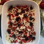Hümeyra Aydoğdu Instagram - Her bir dilimde ayrı bir lezzet alacağınız üzerine soğanlardan🦉 Baykuş resmettiğim Focaccia tarifimle karşınızdayım 🦉 Yapımına Fotoğraflara kaydırarak bakın lütfen 🙏🏽 💫Püf Noktası 💫 🌟İyi bir zeytinyağ tadını değişticektir🌟 🌟Hamuru 1 gece öncesinden mayalayabilir, buzdolabında bekletebilirsiniz. 🌟Ertesi günü pişirecekseniz, oda sıcaklığında 1 saat beklettikten sonra kalıba koyup kalan işlemlere devam etmenizi öneririm. ❤️Hümeyra’nın Focacciası ❤️ Malzemeler 🌟Foccacia İçin: * 2 su bardağı ılık su * 5 gram kuru maya * 2 yemek kaşığı zeytinyağı * 500 gram un ( Tambuğday ve Beyaz ) * 1 tatlı kaşığı tuz * 1 tatlı kaşığı toz fesleğen 🌿 * Rende peynir 🧀 🌟Tabanı İçin: * 3 yemek kaşığı zeytinyağı * 1 ince kıyım paprika biberi 🌶 * Çekirdeksiz siyah zeytin * Rende eritme peyniri 🧀 * Zeytinyağlı kurutulmuş domates 🍅 * Sarımsak turşusu dilimleri 🧄 * Kesilmiş biberiye dalları 1. Ilık su, maya, zeytinyağı ve tuzu geniş bir kasede karıştırın. Üzerine unu yavaş yavaş ilave edin ve yapışkan ve yumuşak bir hamur elde edin. 3. Hazırladığınız hamurun üzerini örtün ve 1 saat boyunca, 20 dakikada bir karıştırarak mayalandırın. Ardından hiç karıştırmadan 1 saat boyunca üzeri kapalı şekilde mayalandırmaya devam edin. 4. Mayalanan hamurun içerisine toz fesleğen ve rende peynir ilave edin. Taban kısmı ve pişirme için ; 1. Pişireceğiniz kalıbı zeytinyağı ile bolca yağlayın. 2. Kalıbın tabanına gerekli olan tüm malzemeleri koyun. 3. 2 saat boyunca mayalanmış olan hamuru kalıba koyun. 4. Zeytinyağından parmak uçlarınıza alıp, üzerine bastırarak hamuru kalıba yayın. Kalıptayken hamuru 1 saat daha mayalanmaya bırakın. 6. Fırını fanlı ayarda 220 derecede ısıtın. Ardından üzerine istediğiniz şekli verin. Dilerseniz bol soğanla şekil verdiğim baykuşumdan 🦉 yapın yada cherry domates, dilim siyah zeytin ve taze biberiye serpiştirin. Fırına girmeden önce 20 dakika daha mayalandırın. 7. Ardından focaccia'yı kontrollü olarak 20, 25 dakika fırında pişirin. İlk sıcaklığı geçtikten sonra üzerine zeytinyağı ve taze biberiye gezdirin. Ilık veya Soğuduktan sonra dilimleyerek afiyetle yiyin 😘 #foccacia #bread #art #deutschland #düsseldorf #thanhhuyen Düsseldorf, Germany