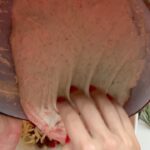 Hümeyra Aydoğdu Instagram - Her bir dilimde ayrı bir lezzet alacağınız üzerine soğanlardan🦉 Baykuş resmettiğim Focaccia tarifimle karşınızdayım 🦉 Yapımına Fotoğraflara kaydırarak bakın lütfen 🙏🏽 💫Püf Noktası 💫 🌟İyi bir zeytinyağ tadını değişticektir🌟 🌟Hamuru 1 gece öncesinden mayalayabilir, buzdolabında bekletebilirsiniz. 🌟Ertesi günü pişirecekseniz, oda sıcaklığında 1 saat beklettikten sonra kalıba koyup kalan işlemlere devam etmenizi öneririm. ❤️Hümeyra’nın Focacciası ❤️ Malzemeler 🌟Foccacia İçin: * 2 su bardağı ılık su * 5 gram kuru maya * 2 yemek kaşığı zeytinyağı * 500 gram un ( Tambuğday ve Beyaz ) * 1 tatlı kaşığı tuz * 1 tatlı kaşığı toz fesleğen 🌿 * Rende peynir 🧀 🌟Tabanı İçin: * 3 yemek kaşığı zeytinyağı * 1 ince kıyım paprika biberi 🌶 * Çekirdeksiz siyah zeytin * Rende eritme peyniri 🧀 * Zeytinyağlı kurutulmuş domates 🍅 * Sarımsak turşusu dilimleri 🧄 * Kesilmiş biberiye dalları 1. Ilık su, maya, zeytinyağı ve tuzu geniş bir kasede karıştırın. Üzerine unu yavaş yavaş ilave edin ve yapışkan ve yumuşak bir hamur elde edin. 3. Hazırladığınız hamurun üzerini örtün ve 1 saat boyunca, 20 dakikada bir karıştırarak mayalandırın. Ardından hiç karıştırmadan 1 saat boyunca üzeri kapalı şekilde mayalandırmaya devam edin. 4. Mayalanan hamurun içerisine toz fesleğen ve rende peynir ilave edin. Taban kısmı ve pişirme için ; 1. Pişireceğiniz kalıbı zeytinyağı ile bolca yağlayın. 2. Kalıbın tabanına gerekli olan tüm malzemeleri koyun. 3. 2 saat boyunca mayalanmış olan hamuru kalıba koyun. 4. Zeytinyağından parmak uçlarınıza alıp, üzerine bastırarak hamuru kalıba yayın. Kalıptayken hamuru 1 saat daha mayalanmaya bırakın. 6. Fırını fanlı ayarda 220 derecede ısıtın. Ardından üzerine istediğiniz şekli verin. Dilerseniz bol soğanla şekil verdiğim baykuşumdan 🦉 yapın yada cherry domates, dilim siyah zeytin ve taze biberiye serpiştirin. Fırına girmeden önce 20 dakika daha mayalandırın. 7. Ardından focaccia'yı kontrollü olarak 20, 25 dakika fırında pişirin. İlk sıcaklığı geçtikten sonra üzerine zeytinyağı ve taze biberiye gezdirin. Ilık veya Soğuduktan sonra dilimleyerek afiyetle yiyin 😘 #foccacia #bread #art #deutschland #düsseldorf #thanhhuyen Düsseldorf, Germany