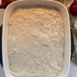 Hümeyra Aydoğdu Instagram - Her bir dilimde ayrı bir lezzet alacağınız üzerine soğanlardan🦉 Baykuş resmettiğim Focaccia tarifimle karşınızdayım 🦉 Yapımına Fotoğraflara kaydırarak bakın lütfen 🙏🏽 💫Püf Noktası 💫 🌟İyi bir zeytinyağ tadını değişticektir🌟 🌟Hamuru 1 gece öncesinden mayalayabilir, buzdolabında bekletebilirsiniz. 🌟Ertesi günü pişirecekseniz, oda sıcaklığında 1 saat beklettikten sonra kalıba koyup kalan işlemlere devam etmenizi öneririm. ❤️Hümeyra’nın Focacciası ❤️ Malzemeler 🌟Foccacia İçin: * 2 su bardağı ılık su * 5 gram kuru maya * 2 yemek kaşığı zeytinyağı * 500 gram un ( Tambuğday ve Beyaz ) * 1 tatlı kaşığı tuz * 1 tatlı kaşığı toz fesleğen 🌿 * Rende peynir 🧀 🌟Tabanı İçin: * 3 yemek kaşığı zeytinyağı * 1 ince kıyım paprika biberi 🌶 * Çekirdeksiz siyah zeytin * Rende eritme peyniri 🧀 * Zeytinyağlı kurutulmuş domates 🍅 * Sarımsak turşusu dilimleri 🧄 * Kesilmiş biberiye dalları 1. Ilık su, maya, zeytinyağı ve tuzu geniş bir kasede karıştırın. Üzerine unu yavaş yavaş ilave edin ve yapışkan ve yumuşak bir hamur elde edin. 3. Hazırladığınız hamurun üzerini örtün ve 1 saat boyunca, 20 dakikada bir karıştırarak mayalandırın. Ardından hiç karıştırmadan 1 saat boyunca üzeri kapalı şekilde mayalandırmaya devam edin. 4. Mayalanan hamurun içerisine toz fesleğen ve rende peynir ilave edin. Taban kısmı ve pişirme için ; 1. Pişireceğiniz kalıbı zeytinyağı ile bolca yağlayın. 2. Kalıbın tabanına gerekli olan tüm malzemeleri koyun. 3. 2 saat boyunca mayalanmış olan hamuru kalıba koyun. 4. Zeytinyağından parmak uçlarınıza alıp, üzerine bastırarak hamuru kalıba yayın. Kalıptayken hamuru 1 saat daha mayalanmaya bırakın. 6. Fırını fanlı ayarda 220 derecede ısıtın. Ardından üzerine istediğiniz şekli verin. Dilerseniz bol soğanla şekil verdiğim baykuşumdan 🦉 yapın yada cherry domates, dilim siyah zeytin ve taze biberiye serpiştirin. Fırına girmeden önce 20 dakika daha mayalandırın. 7. Ardından focaccia'yı kontrollü olarak 20, 25 dakika fırında pişirin. İlk sıcaklığı geçtikten sonra üzerine zeytinyağı ve taze biberiye gezdirin. Ilık veya Soğuduktan sonra dilimleyerek afiyetle yiyin 😘 #foccacia #bread #art #deutschland #düsseldorf #thanhhuyen Düsseldorf, Germany
