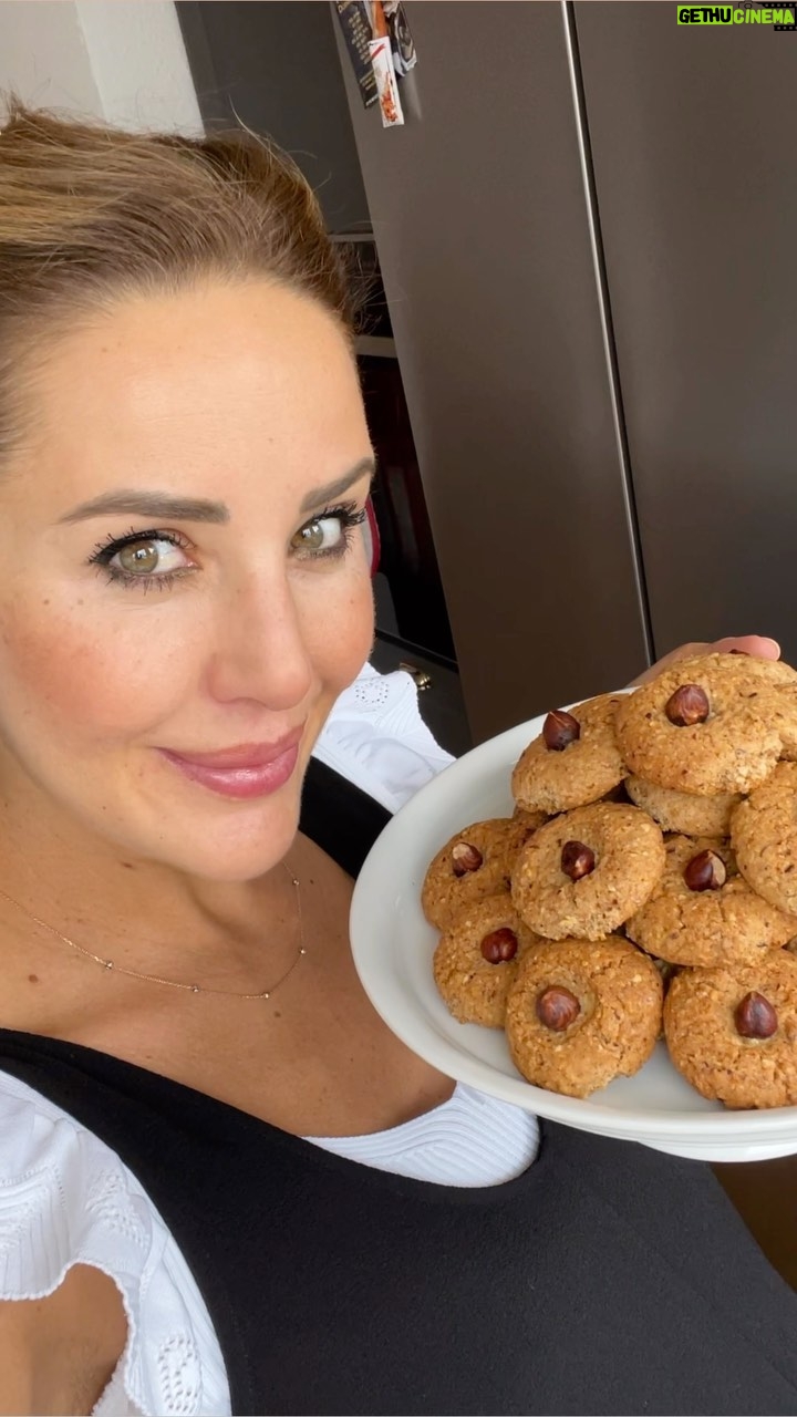 Hümeyra Aydoğdu Instagram - Tereyağlı Fındıklı Kurabiye 🍪 Mutfakta Anne Kokusu gibi ❤️ 2 yumurta sarısı 🥚🥚 4 y.k şeker 150 gr erimiş tereyağı 🧈 Vanilya özü 2 su b. Fındık unu isteyen tam buğday unuyla karıştırabilir. Üzerine fındık taneleri Yoğur yuvarla tepsiye diz 175° 15 dk pişir Afiyetle ye 🥰 #nuts #cookies #rezept #homemade Düsseldorf, Germany
