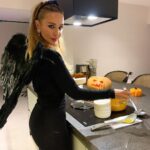 Hümeyra Aydoğdu Instagram - 🪄 Halloween da Kara Melek de olsan o balkabağı çorbası pişecek 🎃 #halloween #blackangels #party #turkey #izmir İzmir, Turkey