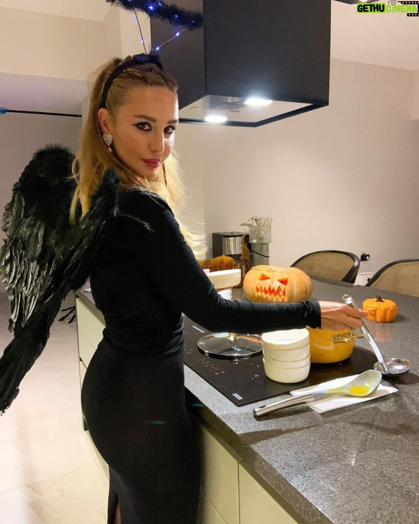 Hümeyra Aydoğdu Instagram - 🪄 Halloween da Kara Melek de olsan o balkabağı çorbası pişecek 🎃 #halloween #blackangels #party #turkey #izmir İzmir, Turkey
