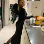 Hümeyra Aydoğdu Instagram - 🪄 Halloween da Kara Melek de olsan o balkabağı çorbası pişecek 🎃 #halloween #blackangels #party #turkey #izmir İzmir, Turkey