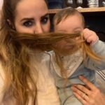 Hümeyra Aydoğdu Instagram - Annemle İstanbul da ❤️ 1. Annemle oyun oynarken 🥳 2. Anneannemin Orkideleri çok güzel 🤍 3. Pati 🐾 sürekli beni kokladı 🙃 4. Annemle gün batımını izliyoruz 5. İlk resim sergime geldim 🧑‍🎨 6. Kerim amcam bana gözlük taktı. Puro kimin bilmiyorum:) 7. İlk kız arkadaşlarımla tanıştım.Lâl bana ne güzel gülüyor:) 8. Nil elimi tuttu 🥰 Istanbul, Turkey