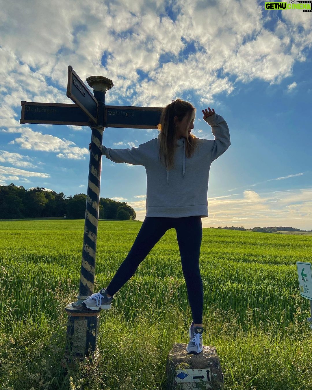 Hümeyra Aydoğdu Instagram - 🦚 İçiniz nasılsa, dışarısı da öyledir 🦚🌱🎋🍃🌾🌳🪴🎍☘️🌺💫 Düsseldorf, Germany