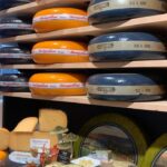 Hümeyra Aydoğdu Instagram - Kaydırmacalı 👉🏽 Gouda şehri ve Peynir peynir peynir 😀 🧀 😍 Gouda peyniri Cenneti Gouda’dayım 🧀 Hollanda’nın şehirlerinden biri olan Gouda, peyniriyle öyle ünlü ki Dünyaca ünlü bu peynirin adı da #gouda #cheese Peynir güzel ✨ Şehir güzel ✨ Görülmeye tadılmaya çok değer ✨ Daha ne olsun ☺️ #hollanda #netherlands #käse Gouda, South Holland