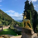 Hümeyra Aydoğdu Instagram – 🐉 🏰 Almanya’nın eski başkenti BONN’a yolunuz düşerse 🐉 EJDERHA KALESİNE 🏰 diğer adıyla Ejderhanın Kayası – mutlaka gelmelisiniz. Bir kere bölge çok güzel. Yemyeşil patika yollardan tırmanırken heryer Elma ağaçlarıyla dolu 🍎
🌿 inanılmaz güzel bir görüntü ve insanı çok iyi hissettiren bir bölge. 
Sanki Cennetteymişcesine 😍🌿

🏰 Arabanızı Kaleye çıkış yolunda bulunan otoparka parkedip oradan bu nefis yolda yürüyerek gelebilirsiniz. Hafif tırmanış için rahat spor ayakkabılar şart!

 🏰 Yada Kaleye Königswinter dan 30 dk bir hareket eden Teleferikle gelmeyi de tercih edebilirsiniz. 

🏰 Kaleye giriş 7 euro ( şimdilik ) 

🏰 inanılmaz fotoğrafik bir kale 🏰 

🏰 Şansınıza açık denk gelirse; Kalenin Ren ( #Rhein ) nehrine bakan tarafında Romantik romantik kahve keyfi yapacağınız bir bölümü de var☕️ 

🏰 Önemli bilgi ; Ejderhayı bulup da öpenin ömürlük şans ve güç eline geçiyormuş 🐉😘 ( ben uydurdum ) 🤥😆

#bonn #drachenfels #königswinter #burg #rhein #nrw #deutschland #düsseldorf #traveller #photography Drachenfels Königswinter