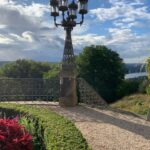Hümeyra Aydoğdu Instagram – 🐉 🏰 Almanya’nın eski başkenti BONN’a yolunuz düşerse 🐉 EJDERHA KALESİNE 🏰 diğer adıyla Ejderhanın Kayası – mutlaka gelmelisiniz. Bir kere bölge çok güzel. Yemyeşil patika yollardan tırmanırken heryer Elma ağaçlarıyla dolu 🍎
🌿 inanılmaz güzel bir görüntü ve insanı çok iyi hissettiren bir bölge. 
Sanki Cennetteymişcesine 😍🌿

🏰 Arabanızı Kaleye çıkış yolunda bulunan otoparka parkedip oradan bu nefis yolda yürüyerek gelebilirsiniz. Hafif tırmanış için rahat spor ayakkabılar şart!

 🏰 Yada Kaleye Königswinter dan 30 dk bir hareket eden Teleferikle gelmeyi de tercih edebilirsiniz. 

🏰 Kaleye giriş 7 euro ( şimdilik ) 

🏰 inanılmaz fotoğrafik bir kale 🏰 

🏰 Şansınıza açık denk gelirse; Kalenin Ren ( #Rhein ) nehrine bakan tarafında Romantik romantik kahve keyfi yapacağınız bir bölümü de var☕️ 

🏰 Önemli bilgi ; Ejderhayı bulup da öpenin ömürlük şans ve güç eline geçiyormuş 🐉😘 ( ben uydurdum ) 🤥😆

#bonn #drachenfels #königswinter #burg #rhein #nrw #deutschland #düsseldorf #traveller #photography Drachenfels Königswinter