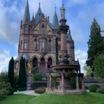 Hümeyra Aydoğdu Instagram – 🐉 🏰 Almanya’nın eski başkenti BONN’a yolunuz düşerse 🐉 EJDERHA KALESİNE 🏰 diğer adıyla Ejderhanın Kayası – mutlaka gelmelisiniz. Bir kere bölge çok güzel. Yemyeşil patika yollardan tırmanırken heryer Elma ağaçlarıyla dolu 🍎
🌿 inanılmaz güzel bir görüntü ve insanı çok iyi hissettiren bir bölge. 
Sanki Cennetteymişcesine 😍🌿

🏰 Arabanızı Kaleye çıkış yolunda bulunan otoparka parkedip oradan bu nefis yolda yürüyerek gelebilirsiniz. Hafif tırmanış için rahat spor ayakkabılar şart!

 🏰 Yada Kaleye Königswinter dan 30 dk bir hareket eden Teleferikle gelmeyi de tercih edebilirsiniz. 

🏰 Kaleye giriş 7 euro ( şimdilik ) 

🏰 inanılmaz fotoğrafik bir kale 🏰 

🏰 Şansınıza açık denk gelirse; Kalenin Ren ( #Rhein ) nehrine bakan tarafında Romantik romantik kahve keyfi yapacağınız bir bölümü de var☕️ 

🏰 Önemli bilgi ; Ejderhayı bulup da öpenin ömürlük şans ve güç eline geçiyormuş 🐉😘 ( ben uydurdum ) 🤥😆

#bonn #drachenfels #königswinter #burg #rhein #nrw #deutschland #düsseldorf #traveller #photography Drachenfels Königswinter