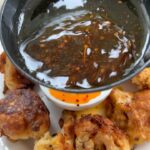 Hümeyra Aydoğdu Instagram – Karşınızda karnabaharla hazırladığım bizim evin en sevilenlerinden birisi 😍 Sağa doğru kaydırın 👉🏽

Birini fırında pişirdim. Direk yağ ile temas etmedi tabii ki daha sağlıklı ve hep tercih ettiğim pişirme yöntemi fırın ! 
diğeri de az zeytinyağda tavada pişirdiğim karnabahar ✨

Tarif çok kolay ✨

1 orta boy karnabaharı yıkayıp temizledikten sonra yapraklarından … çiçek buketi gibi parçalara ayırdım. Kısa bir süre buharda pişirdim. 

( Burada önemli olan püf noktası uzun süre pişirmiyoruz ki karnabaharlar erimesin. Bir tık dişe gelsin olmalı , çünkü devamında ki pişirme aşamalarımız var ) 

1 su b. Süt 🥛 
2 adet yumurta 🥚 
1 yemek kaşığı tam buğday unu 🌾 
1 tutam tuz ve karabiber 

1 orta boy kasede tüm malzemeyi çırptım. Haşlanmış karnabaharı buketlerini dağılmadan sosa buladım. Bir kızartma tavasına biraz zeytinyağ ilave edip yağ kızdıktan sonra 4 bir tarafını pişirdim. 
Fazla yağını havlu kağıt üzerinde aldıktan sonra servis tabağıma aldım. Sarımsaklı yoğurt ve Zeytinyağda az Pulbiberle kızarttığım yağ ile servis ettim. 

Bu esnada bir fırın kabına sosa bulanmış karnabaharların yarısını aldım. Üzerine parmesan peyniri rendeledim. Fırınımı 200 ° alt üst olacak şekilde çalıştırıp kızarana kadar pişirdim. 

Şimdiden afiyet olsun. Çok lezzetli ve pratik bir tarif. Benimle paylaşmayı unutmayın 😘

#weißkohl #karnabahar #recipe #grill #heal #healthfood #healthyeating Düsseldorf, Germany