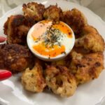 Hümeyra Aydoğdu Instagram – Karşınızda karnabaharla hazırladığım bizim evin en sevilenlerinden birisi 😍 Sağa doğru kaydırın 👉🏽

Birini fırında pişirdim. Direk yağ ile temas etmedi tabii ki daha sağlıklı ve hep tercih ettiğim pişirme yöntemi fırın ! 
diğeri de az zeytinyağda tavada pişirdiğim karnabahar ✨

Tarif çok kolay ✨

1 orta boy karnabaharı yıkayıp temizledikten sonra yapraklarından … çiçek buketi gibi parçalara ayırdım. Kısa bir süre buharda pişirdim. 

( Burada önemli olan püf noktası uzun süre pişirmiyoruz ki karnabaharlar erimesin. Bir tık dişe gelsin olmalı , çünkü devamında ki pişirme aşamalarımız var ) 

1 su b. Süt 🥛 
2 adet yumurta 🥚 
1 yemek kaşığı tam buğday unu 🌾 
1 tutam tuz ve karabiber 

1 orta boy kasede tüm malzemeyi çırptım. Haşlanmış karnabaharı buketlerini dağılmadan sosa buladım. Bir kızartma tavasına biraz zeytinyağ ilave edip yağ kızdıktan sonra 4 bir tarafını pişirdim. 
Fazla yağını havlu kağıt üzerinde aldıktan sonra servis tabağıma aldım. Sarımsaklı yoğurt ve Zeytinyağda az Pulbiberle kızarttığım yağ ile servis ettim. 

Bu esnada bir fırın kabına sosa bulanmış karnabaharların yarısını aldım. Üzerine parmesan peyniri rendeledim. Fırınımı 200 ° alt üst olacak şekilde çalıştırıp kızarana kadar pişirdim. 

Şimdiden afiyet olsun. Çok lezzetli ve pratik bir tarif. Benimle paylaşmayı unutmayın 😘

#weißkohl #karnabahar #recipe #grill #heal #healthfood #healthyeating Düsseldorf, Germany