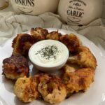 Hümeyra Aydoğdu Instagram – Karşınızda karnabaharla hazırladığım bizim evin en sevilenlerinden birisi 😍 Sağa doğru kaydırın 👉🏽

Birini fırında pişirdim. Direk yağ ile temas etmedi tabii ki daha sağlıklı ve hep tercih ettiğim pişirme yöntemi fırın ! 
diğeri de az zeytinyağda tavada pişirdiğim karnabahar ✨

Tarif çok kolay ✨

1 orta boy karnabaharı yıkayıp temizledikten sonra yapraklarından … çiçek buketi gibi parçalara ayırdım. Kısa bir süre buharda pişirdim. 

( Burada önemli olan püf noktası uzun süre pişirmiyoruz ki karnabaharlar erimesin. Bir tık dişe gelsin olmalı , çünkü devamında ki pişirme aşamalarımız var ) 

1 su b. Süt 🥛 
2 adet yumurta 🥚 
1 yemek kaşığı tam buğday unu 🌾 
1 tutam tuz ve karabiber 

1 orta boy kasede tüm malzemeyi çırptım. Haşlanmış karnabaharı buketlerini dağılmadan sosa buladım. Bir kızartma tavasına biraz zeytinyağ ilave edip yağ kızdıktan sonra 4 bir tarafını pişirdim. 
Fazla yağını havlu kağıt üzerinde aldıktan sonra servis tabağıma aldım. Sarımsaklı yoğurt ve Zeytinyağda az Pulbiberle kızarttığım yağ ile servis ettim. 

Bu esnada bir fırın kabına sosa bulanmış karnabaharların yarısını aldım. Üzerine parmesan peyniri rendeledim. Fırınımı 200 ° alt üst olacak şekilde çalıştırıp kızarana kadar pişirdim. 

Şimdiden afiyet olsun. Çok lezzetli ve pratik bir tarif. Benimle paylaşmayı unutmayın 😘

#weißkohl #karnabahar #recipe #grill #heal #healthfood #healthyeating Düsseldorf, Germany