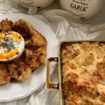 Hümeyra Aydoğdu Instagram – Karşınızda karnabaharla hazırladığım bizim evin en sevilenlerinden birisi 😍 Sağa doğru kaydırın 👉🏽

Birini fırında pişirdim. Direk yağ ile temas etmedi tabii ki daha sağlıklı ve hep tercih ettiğim pişirme yöntemi fırın ! 
diğeri de az zeytinyağda tavada pişirdiğim karnabahar ✨

Tarif çok kolay ✨

1 orta boy karnabaharı yıkayıp temizledikten sonra yapraklarından … çiçek buketi gibi parçalara ayırdım. Kısa bir süre buharda pişirdim. 

( Burada önemli olan püf noktası uzun süre pişirmiyoruz ki karnabaharlar erimesin. Bir tık dişe gelsin olmalı , çünkü devamında ki pişirme aşamalarımız var ) 

1 su b. Süt 🥛 
2 adet yumurta 🥚 
1 yemek kaşığı tam buğday unu 🌾 
1 tutam tuz ve karabiber 

1 orta boy kasede tüm malzemeyi çırptım. Haşlanmış karnabaharı buketlerini dağılmadan sosa buladım. Bir kızartma tavasına biraz zeytinyağ ilave edip yağ kızdıktan sonra 4 bir tarafını pişirdim. 
Fazla yağını havlu kağıt üzerinde aldıktan sonra servis tabağıma aldım. Sarımsaklı yoğurt ve Zeytinyağda az Pulbiberle kızarttığım yağ ile servis ettim. 

Bu esnada bir fırın kabına sosa bulanmış karnabaharların yarısını aldım. Üzerine parmesan peyniri rendeledim. Fırınımı 200 ° alt üst olacak şekilde çalıştırıp kızarana kadar pişirdim. 

Şimdiden afiyet olsun. Çok lezzetli ve pratik bir tarif. Benimle paylaşmayı unutmayın 😘

#weißkohl #karnabahar #recipe #grill #heal #healthfood #healthyeating Düsseldorf, Germany