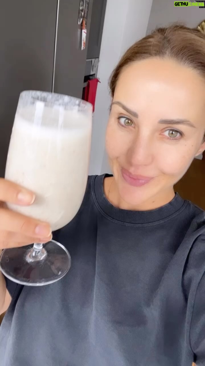 Hümeyra Aydoğdu Instagram - Hamileliğiniz boyunca neler yediniz ? İlk 4 ayım iştahsızlıkla geçti ama asla midem bulanmadı. Sadece fresh salata gibi yiyecek ve içecekler yiyip içtim. 🫐🍌🍉🥕🥦🌶️🫛🫑🧅🥬 Muzlu Bademli süt sabah kahvaltım😍 ilk günlerden beri 🍌 ki en sevdiğim şeydir. Biraz da chia ekliyorum. Normalde Badem sütümü kendim yapıyorum ama malum bu dönem gereği küçük tembellikler oluyor… Sonra Karpuz 🍉 aman allahım ne çok yedim 😜 🍉 Tüm yaz Karpuz yedim. Malum Tr den Düsseldorf ‘a dönünce hava kışa döndüğü için burada iyi karpuz bulmak da mesele 😄 Meyveler sebzeler en sevdiklerim oldu başından beri yemeyi pek tercih etmesem de et de dahil oldu bu düzene 🤰🏼🐥 Bende durumlar böyle … şimdi yürüyüşe çıkıyorum siz de ne var ne yok ? 😘 #düsseldorf #eathealthy #cleanfood #pregnantlife Düsseldorf, Germany