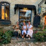 Hümeyra Aydoğdu Instagram - Kaz dağlarının biriciği “ Yeşilyurt Köyündeyim “ Yazlık evimize 40 dk mesafede olması nedeniyle hooopp özledim diyip gelmek gibisi yok ♥️ Taş sokakları - Taş evleri öyle güzel ki... Yemek için ister köy kahvesinde oturup ayran tost keyfi yapın isterseniz de şık bir akşam yemeği için lezzet ve mekan seçeneği çoook 😋 Adaçayı almadan, dondurma yemeden dönmeyin 🥳 #kazdaglari #yeşilyurtköyü #ida #natura #çanakkale #balıkesir #tatilnotları Kazdağları Yeşilyurt Köyü