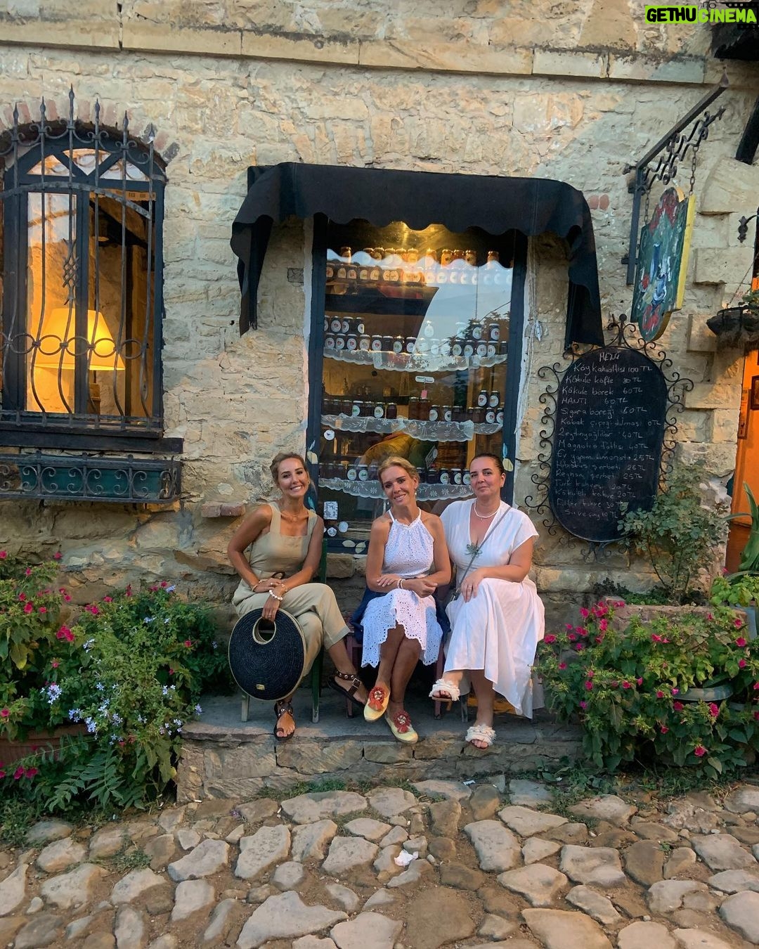Hümeyra Aydoğdu Instagram - Kaz dağlarının biriciği “ Yeşilyurt Köyündeyim “ Yazlık evimize 40 dk mesafede olması nedeniyle hooopp özledim diyip gelmek gibisi yok ♥️ Taş sokakları - Taş evleri öyle güzel ki... Yemek için ister köy kahvesinde oturup ayran tost keyfi yapın isterseniz de şık bir akşam yemeği için lezzet ve mekan seçeneği çoook 😋 Adaçayı almadan, dondurma yemeden dönmeyin 🥳 #kazdaglari #yeşilyurtköyü #ida #natura #çanakkale #balıkesir #tatilnotları Kazdağları Yeşilyurt Köyü