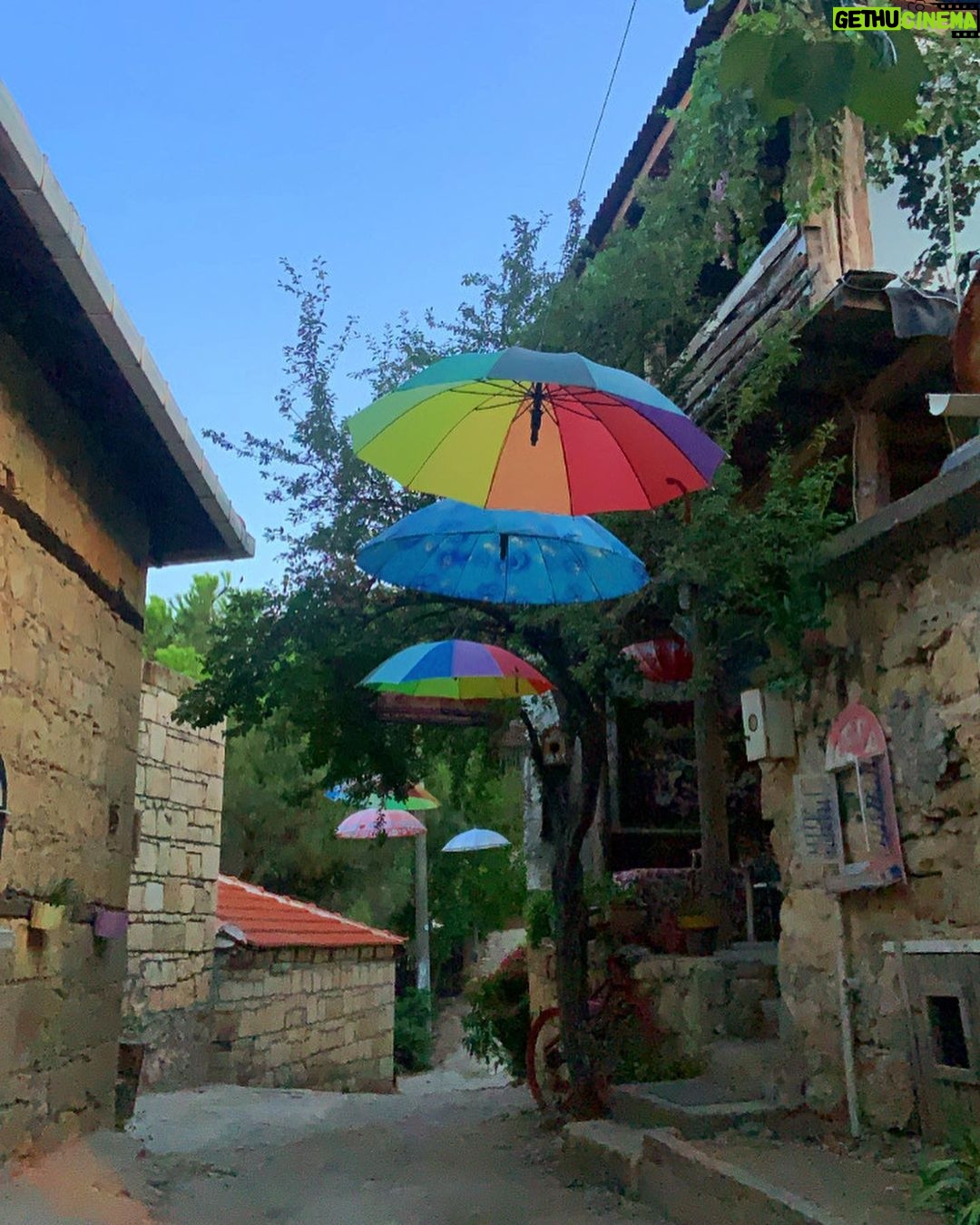 Hümeyra Aydoğdu Instagram - Kaz dağlarının biriciği “ Yeşilyurt Köyündeyim “ Yazlık evimize 40 dk mesafede olması nedeniyle hooopp özledim diyip gelmek gibisi yok ♥️ Taş sokakları - Taş evleri öyle güzel ki... Yemek için ister köy kahvesinde oturup ayran tost keyfi yapın isterseniz de şık bir akşam yemeği için lezzet ve mekan seçeneği çoook 😋 Adaçayı almadan, dondurma yemeden dönmeyin 🥳 #kazdaglari #yeşilyurtköyü #ida #natura #çanakkale #balıkesir #tatilnotları Kazdağları Yeşilyurt Köyü