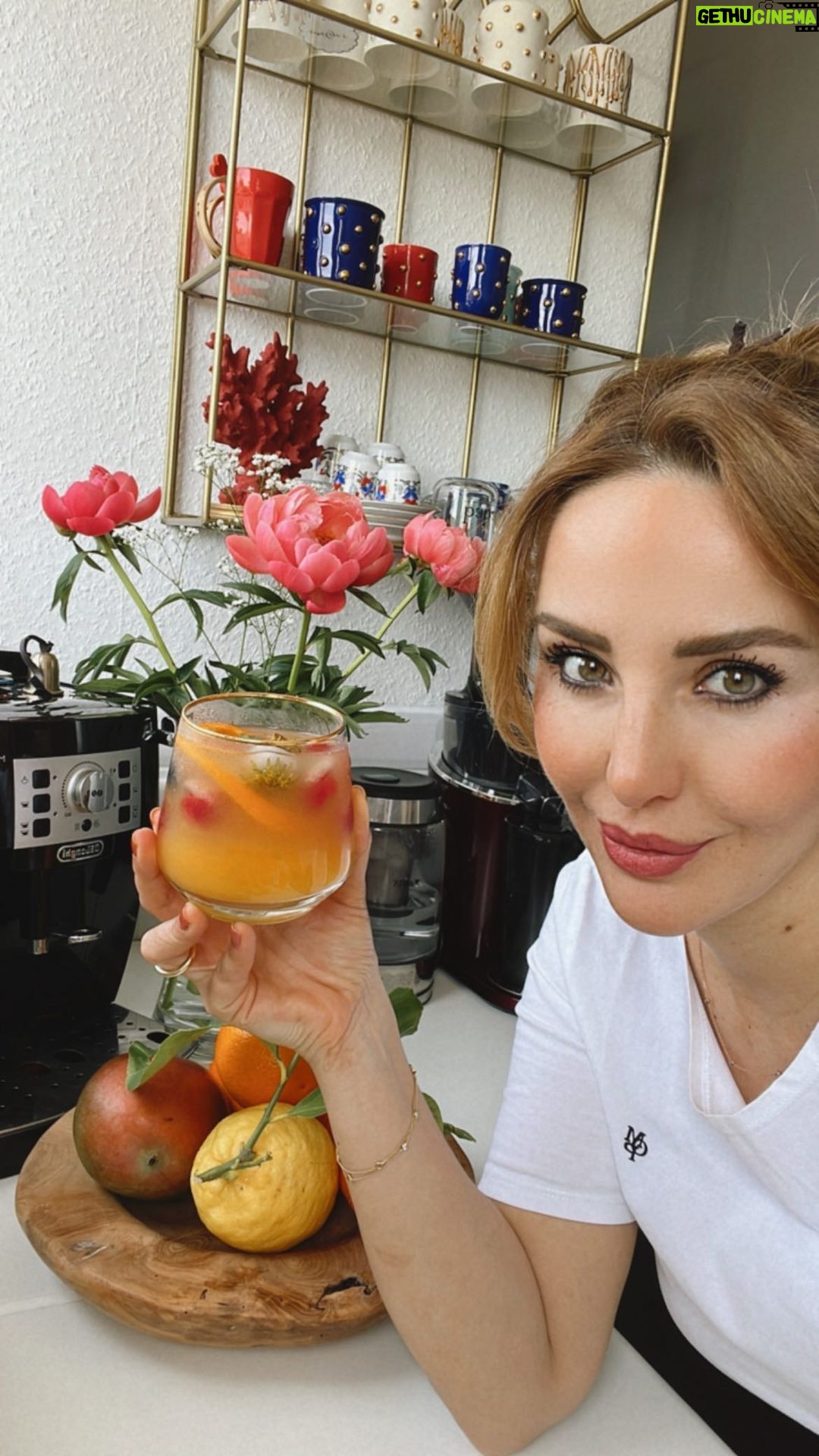 Hümeyra Aydoğdu Instagram - Püfür püfür esen veranda da oturmuşuz Sonsuz deniz karşısında Düşüncelerden uzak Yudum yudum fesleğen kokulu lezzet damağımızda Biraz Portakal suyu Bir mandalina Taze Limon suyu Buz kalıplarında meyveler Maden suyu ekledik mi misss 🍊 Dileyen balla tatlandırabilir 🍯 Bu tarifim 2 ay öncesine ait Düsseldorf dayken yapmıştım… Yaz meyveleriyle hazırlayabilirsiniz. Karpuz ve Fesleğen ve hatta taze nane ikilisi şahane oluyor 🍉🍉🍉 #kokteyl #alcoholfree #healthydrink #delicious