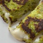 Hümeyra Aydoğdu Instagram - BROKOLİ TOST 🥦 Unsuz glutensiz Brokolileri rondoda çektim. 2 yumurta tuz ve karabiber ekledim. Çok az zeytinyağ Rende peynir ilave ettim. Karıştırdım. Az zeytinyağda yanmaz tavada şekil vererek pişirdim. Tost haline getirmek için 2 Brokoli arasına peynir dilimleri koydum. Peynirin erimesini sağlayıp servise hazır hale getirdim. Afiyetler olsun 🥦 #glutensiz #unsuz #ohnemehl #glutenfree #broccoli #healthyfoodshare