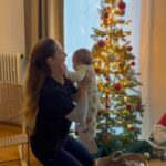 Hümeyra Aydoğdu Instagram - Oğlumla sabah sporu 🧿❤️🫶 Yoksa bu kollar nasıl taşır dünyanın en tatlı ağırlığını 😀 #tobeamom #fitmom #babysport