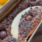 Hümeyra Aydoğdu Instagram - #Glutensiz ve Şekeri olabildiğince azaltanlar için karşınızda yumuşacık #Bitter çikolata ıslaklığında “Muzlu Ekmek “ 🍌 #bananebread #bittersweet Şeker yerine; yumuşacık Medjool Hurma taneleri ( 3 adet ) 2 y.k. Hindistan cevizi şekeri 2 adet muz 🍌 İstediğiniz kadar hem içi hem üzeri için eritmelik bitter #çikolata 🍫 1 yumurta 🥚 Yağ olarak; Hindistan cevizi yağı-3 y.k. Süt ; Hindistan cevizi sütü yada badem ( yulaf sütü ) 1 küçük su bardağı 🥛 3 y.k. Toz Hindistan cevizi 🌴 🥥 2 y.k. Kakao 2 küçük su.bardağı yulaf unu dilerseniz çekilmemiş yulaf da ekleyebilirsiniz. Vanilya - Kabartma tozu çok az tuz 🧂 Önce ıslak malzemeleri karıştıralım çırpalım Kuru malzemeleri ilave edelim. Homojen bir kıvam alsın. İçine 1.5 muzu püre yapalım. Yarım muzu üzerine #reels deki görüntüdeki gibi 🍌 Bitter çikolata taneleri batıralım serpelim 🍫 Ve ayrıca piştikten sonra üzerine ıslaklığı arttırmak için bitter eritelim 🍫 Alt üst -180° 25-30 dk pişirin 😘 Kahvaltı da yemelik #müsli #granola gibi 🍫❤️🥰 Hadi deneyin 😘 #düsseldorf #recipe #frenchie #dıspatch Düsseldorf, Germany