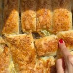 Hümeyra Aydoğdu Instagram - Sesi açın 🔔 İştah açan çıtırtıyı dinleyin 😋 Bir de istediğim gibi yumuşacık tazecik yufkaları bulabilsem 🙃 Fakat ne olursa olsun sonuç harika çünkü uyguladığım bir kaç formül var ki tazecik çıtır börekler yapma sebebim. En önemlisi sosu ; 2 şişe Buz gibi soda 100 ml krema 100 gr erimiş tereyağı Ve biraz da sıvıyağ ekleyip sosumuzu karıştırıyoruz. Her aşamada yufkalara sürüyorum Böreklerin iç malzemesini pay edip sardıktan sonra üzerlerine bolca döküyorum. Ve en az 1 saat ⏰ tepsiyi buzdolabında üşütüyorum 🥶 190 ° önden ısıttığım fırında nar gibi kızarıp çıtır çıtır olana dek pişiriyorum ve sonuç muhteşem ✌🏻😉 İç malzemesi size kalmış; Ben kaşar peyniri rendeledim Biraz maydanoz Biraz tuzlu beyaz peynir ilavesiyle iç harcımı hazırladım. Ve üzeri için susam 👌🏽 Hadi siz de deneyip benimle paylaşın ❤️ #turkish #breakfast #düsseldorf Düsseldorf, Germany
