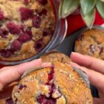 Hümeyra Aydoğdu Instagram - 🍒🫐🍓Cumartesi Keki 🍒 🫐🍓 Starbucksın muffinlerine taş çıkartacak bir tarif oldu 😋 Yumuşacık bol meyveli ve tabii ki içinde ne olduğunu bilerek yemenin tadı başka 😍 Koruyucu yok uzun süre dayanması için ıvır zıvır yok 🙌🏻 Ben size kullandığım malzemeyi alternatif olarak yazıyorum siz dilediğinizi kullanın 😇 #vegan beslenenler yumurta yerine #chia ekleyebilirler. Gram hesabı değil rahatlıkla yapın diye bardak hesabı ölçü veriyorum 👍🏻 Yarım su b. Sıvı yağ ben organik hindistan cevizi yağı kullandım. 🌻🌻🌻 3 yumurta 🥚🥚🥚 Yarım su b. Süt 🥛 ben Hindistan cevizi sütü kullandım 🥥🥥🥥 veya 200 ml krema 🧁 1 su b. az Şeker 🍭 ben Hindistancevizi şekeri kullandım 🥥🐣🥥🐣🥥 2 su b. Un Tam buğday unu ve Beyaz unu karıştırdım. 1 çay k. Tuz 🧂🧂🧂 1 vanilya özü 1 paket kabartma tozu İsteğe göre limon 🍋 kabuğu rendesi 2-3 damla limon suyu 🍋🍋🍋 🍓🍒 Bu nefis muffinin yapımına geçelim 🍒🍓 🍒Şekeri ve Yumurtaları çırpalım. Şeker iyice erisin. Yumurtalar köpürsün. Sıvı olan malzemeleri bu kaba katalım. Çırpalım. Üzerine önce un en son kabartma tozu ve limon damlası olacak şekilde geri kalan malzemeleri ekleyelim. Homojen bir kıvam alsın karıştıralım. Kabarmaya gerek engel olmamak için sadece malzemeler birbiriyle birleşene dek karıştırıyoruz. Çok uzun süre değil! 🍒 🫐🍒🍓Şimdi sıra da donmuş meyveler var 🍒🫐🍓 Sulandırmadan ama yavaşça karıştırıp muffin kağıtlarımıza ve bende fazla çıkan içi en küçük fırın kabına koyup pişirdim. Pişirme 175 ° yaklaşık 30-35 dk gibi sürdü. Yumuşacık pofuduk muffinler 😍🤌🏼 Şimdiden ellerinize sağlık ❤️ #starbucksmuffin #recipe #muffins #cake #dessert #coffetime #düsseldorf #vegetarian #veganrecipes Düsseldorf, Germany