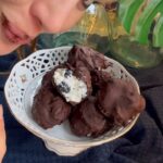 Hümeyra Aydoğdu Instagram - Yoğurt+Blueberry+Çikolata Kalorisi en düşük + yapımı en kolay tatlı tarifimle karşınızdayım 🫶 Yoğurt ve Blueberryi karıştır. Top top yap. Buzlukta dondur. Çıkart. Erimiş bitter çikolataya batır. Saniyeler içinde donacak ve çıtır çıtır yiyeceksin 😉 Üstelik #çocuk lar da buna bayılacak 🐣 İstersen yoğurda biraz tatlılık katmak için biraz bal yada agave şurubu ( akçağaç ) ekleyebilir+ birazda tarçın tamamen senin zevkine kalmış bir sonraki tatlım Armutlu bir kek olacak inanılmaz bir lezzet takipte kalın 🥰 #healthydessert #forchild #recipe #formoms #easyrecipes #happyfoods #snacks #deutschland #rezept Thanks for your easy inspiring recipe @lemonsandlucy Düsseldorf, Germany