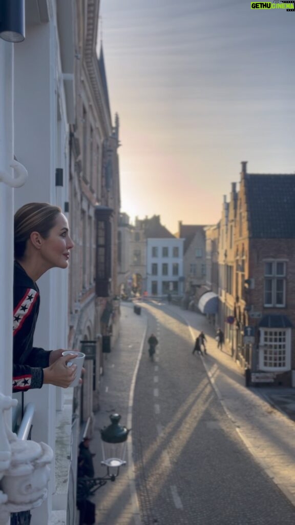 Hümeyra Aydoğdu Instagram - Brugge’den Günaydın size ☺️ Brüş Bürüg … 😃 #goedemorgen ☕️ #belgium #brugge #historical #charming #traveler Bruges,belgium