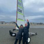 Hümeyra Aydoğdu Instagram - 🇫🇷 Fransa’nın 2. Dünya savaşı için çok önemli bir kıyısı olan #Dunkirk de Kara Yelkenlisi de yapmadım demem 😃 ⛵️ Orjinal adıyla #Dunkerque - Dunkirk filmini de izlemenizi mutlaka tavsiye ederim. Fakat Fransız arkadaşımız Denie ve tüm Fransızlar filmdeki sahnelerde Fransızları korkak olarak gösterdikleri için kızgın olduklarını anlatıyor. Durumun Filmde anlatılan hikayeden bambaşka olduğunu dile getiriyor. 🥹 İngiltere’nin tam karşısında bulunan Fransa kıyısı Dunkirk bu tarihte buz gibi olup deli gibi esse de - su sporları ve yaz tatili için oldukça keyifli bir bölge 🇫🇷💙 #france #watersports Dunkirk Beaches France