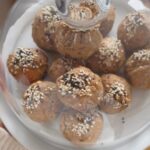 Hümeyra Aydoğdu Instagram - GLUTENSİZ TUZLU MİNİ SAĞLIK TOPLARI 😍 Bir anne deyimiyle “ Kıyır kıyır “ 😀 Nohut unu glutensiz kurtarıcılarımdan. Tuzlu tarifleri inanılmaz lezzetli hale dönüştürüyor. Dilerseniz nohut tanelerini haşlayıp kendinizde un haline getirip yapabilirsiniz. Ve bu sağlıklı atıştırmalıkları evdeki güçlü Kuruyemişlerle birleştirince şahane bir tat ortaya çıktı. 1 yumurta 1 küçük kase yoğurt Tuzlu beyaz peynir ( 200 gr ) 100 gr erimiş tereyağı veya zeytinyağ Ceviz içi -Pekan cevizi - Kabak ve Ayçekirdeği 🌻 Fındık - Susam - Çöreotu ve Keten tohumu Ve biraz tuz ilavesiyle tüm malzemeyi yoğurdum. Küçük toplar yapıp, üzerine yoğurt sürdüm. Çöreotu ve Susam serptim. 180 ° - 20 dk pişirdim. Sabah & öğle yada ara öğün için nefis bir atıştırmalık. Yapan benimle paylaşsın ☺️ Bedeninize şifa dolsun 🤍 #healthyrecipes #healthyfood #healthyeating #glutenfrei #glutenfree #europa
