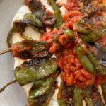 Hümeyra Aydoğdu Instagram - Kim diyebilir Biber Izgara sevmiyorum 🙃 Sarımsaklı domates sos ve Salatalık 🥒 rendelediğim dereotlu yoğurt yatağında 😋 hafif közleyip sosla birleştirdiğim biberler 🥳 Kolay ve Süper lezzetli 👌🏽 #meze #tapas #foodblogger #deutschland #küche #rezepte