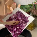 Hümeyra Aydoğdu Instagram - MOR LAHANA SALATASI Nefis bir meze türü Mor Lahanayı yıkayın rendeleyin tuzlayın iyi bir zeytinyağda yumuşayana dek kavurun. Bir kase yoğurdun içine bir diş sarımsak ezin karıştırın. Pişen lahanaları yoğurda ekleyin. Pembe rengini alana dek karıştırın. Kavrulmuş ceviz ve yeşilliklerle servis edin. Kızarmış ekmek üstüne sürüp afiyetle yiyin. #turkishdish #meze #healhty #food #homemade #lifestyle