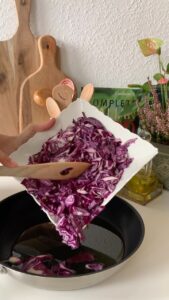 Hümeyra Aydoğdu Instagram - MOR LAHANA SALATASI Nefis bir meze türü Mor Lahanayı yıkayın rendeleyin tuzlayın iyi bir zeytinyağda yumuşayana dek kavurun. Bir kase yoğurdun içine bir diş sarımsak ezin karıştırın. Pişen lahanaları yoğurda ekleyin. Pembe rengini alana dek karıştırın. Kavrulmuş ceviz ve yeşilliklerle servis edin. Kızarmış ekmek üstüne sürüp afiyetle yiyin. #turkishdish #meze #healhty #food #homemade #lifestyle