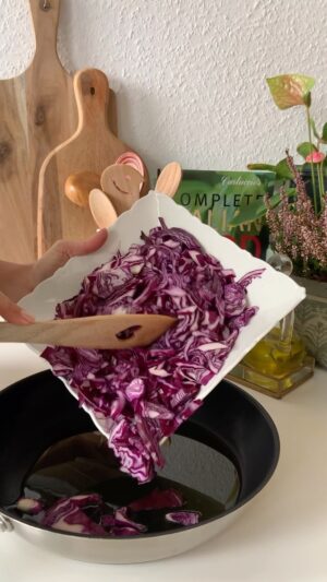 Hümeyra Aydoğdu Instagram - MOR LAHANA SALATASI 

Nefis bir meze türü 

Mor Lahanayı yıkayın rendeleyin tuzlayın iyi bir zeytinyağda yumuşayana dek kavurun. 

Bir kase yoğurdun içine bir diş sarımsak ezin karıştırın.

Pişen lahanaları yoğurda ekleyin. 
Pembe rengini alana dek karıştırın. 

Kavrulmuş ceviz ve yeşilliklerle servis edin.
 
Kızarmış ekmek üstüne sürüp afiyetle yiyin. 

#turkishdish #meze #healhty #food #homemade #lifestyle