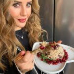 Hümeyra Aydoğdu Instagram - Yılın son gününün kapanışını özel bir tarifle yapmalıydım ❤️ 🌰 Nar taneli & KESTANELİ PİLAV 🌰 Tana tane olması için 1 su b.Jasmin pirincini soğuk suda yıkadım. 3 dal taze soğan 1 avuç iç badem 1 avuç haşlanmış iç kestane Bir tavada çok az zeytinyağ eşliğinde kavurdum. Üzerine yıkadığım pirinçleri ilave ettim. 2 su b. Tavuk taneli organik tavuk suyunu döktüm. Dilerseniz bu esnada damak tadınıza göre biraz tereyağ ilave edebilirsiniz. Karabiber ve tuz ekleyip kısık ateşte ağzı kapalı pişirdim. Nar taneleri ve Dereotuyla servis ettim. Pirinç taneleri gibi bolluk bereketiniz artsın 💫🙌🏻 2023 de görüşmek üzere ☺️🥂👩🏼‍🍳 #2023 #happynewyear Düsseldorf, Germany