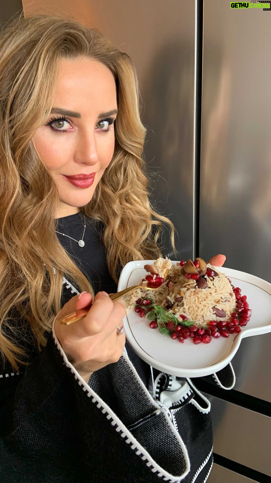 Hümeyra Aydoğdu Instagram - Yılın son gününün kapanışını özel bir tarifle yapmalıydım ❤️ 🌰 Nar taneli & KESTANELİ PİLAV 🌰 Tana tane olması için 1 su b.Jasmin pirincini soğuk suda yıkadım. 3 dal taze soğan 1 avuç iç badem 1 avuç haşlanmış iç kestane Bir tavada çok az zeytinyağ eşliğinde kavurdum. Üzerine yıkadığım pirinçleri ilave ettim. 2 su b. Tavuk taneli organik tavuk suyunu döktüm. Dilerseniz bu esnada damak tadınıza göre biraz tereyağ ilave edebilirsiniz. Karabiber ve tuz ekleyip kısık ateşte ağzı kapalı pişirdim. Nar taneleri ve Dereotuyla servis ettim. Pirinç taneleri gibi bolluk bereketiniz artsın 💫🙌🏻 2023 de görüşmek üzere ☺️🥂👩🏼🍳 #2023 #happynewyear Düsseldorf, Germany