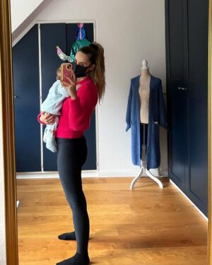 Hümeyra Aydoğdu Instagram - 2023 ün son günlerinde Sevgili İnfluenza virüsü 🦠 4 aylık miniğim dahil dağıttın hepimizi… Ateş 🔥 öksürük 😩 halsizlik 🤧 Corona sonrası evde- dışarda yine maskeyle dolaşmaya başladık 😷  Şükür şimdi iyileşme günlerine geçtik 🙏🏽 2024 de dilerim hem hastalık virüsleri 
hemde İnsan olan virüsler yok olsun Dünyamızdan 🙏🏽🤍

#healing #peaceofmind #düsseldorf