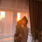 Hümeyra Aydoğdu Instagram - Annemle İstanbul da ❤️ 1. Annemle oyun oynarken 🥳 2. Anneannemin Orkideleri çok güzel 🤍 3. Pati 🐾 sürekli beni kokladı 🙃 4. Annemle gün batımını izliyoruz 5. İlk resim sergime geldim 🧑‍🎨 6. Kerim amcam bana gözlük taktı. Puro kimin bilmiyorum:) 7. İlk kız arkadaşlarımla tanıştım.Lâl bana ne güzel gülüyor:) 8. Nil elimi tuttu 🥰 Istanbul, Turkey